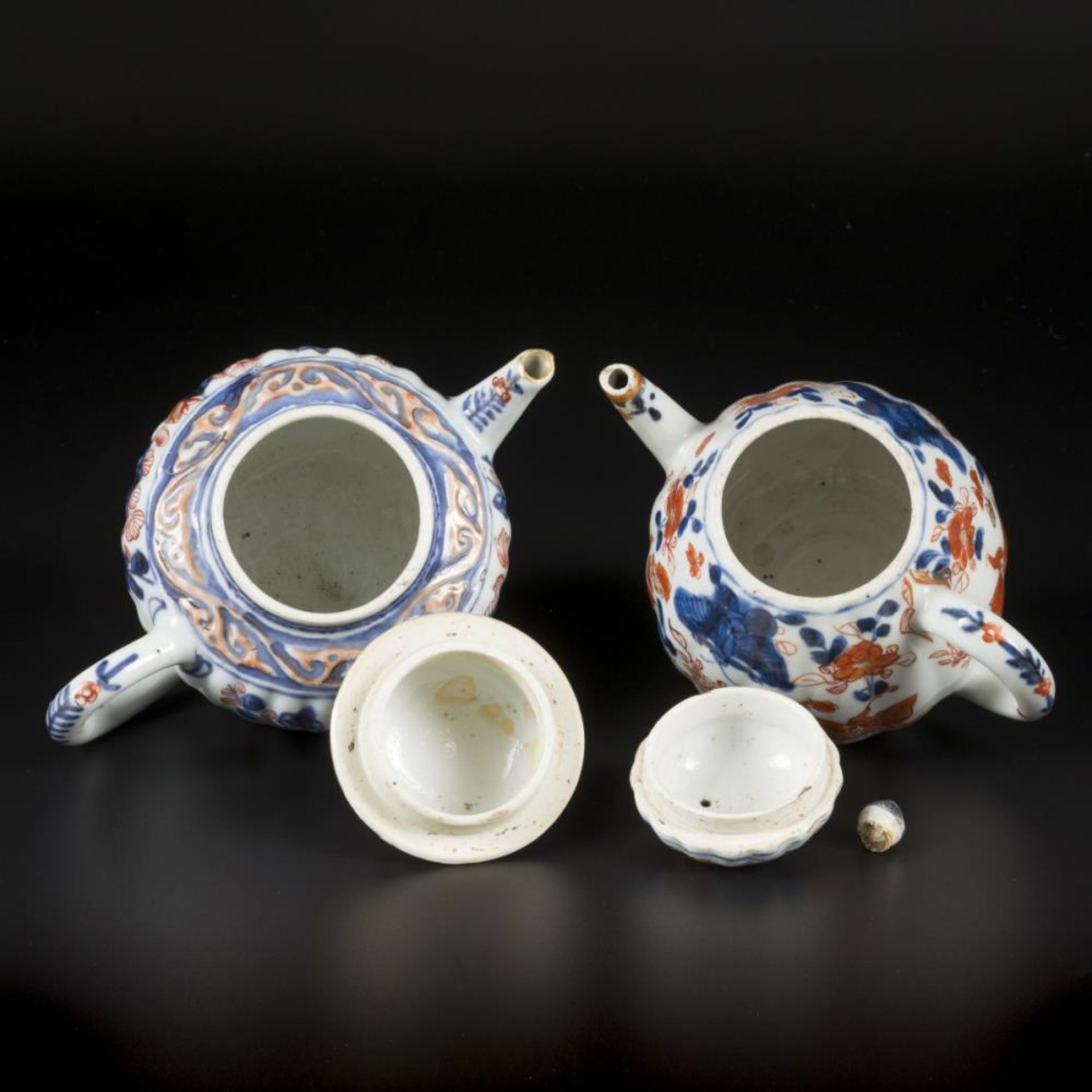 A lot of (2) porcelain teapots with Imari decoration. China, 18th century. - Image 10 of 12