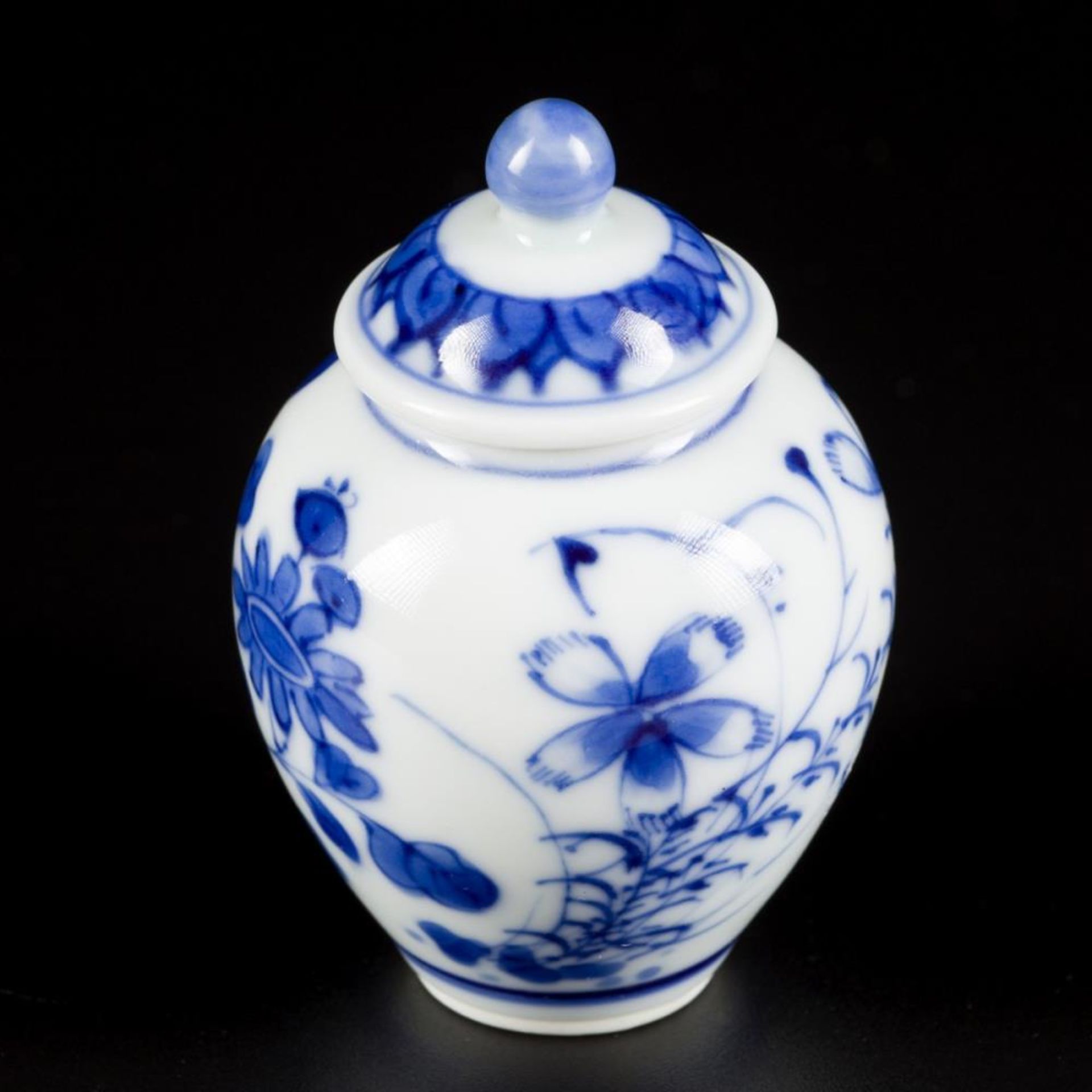 A porcelain storage jar with floral decor, China, Kangxi. - Image 4 of 12