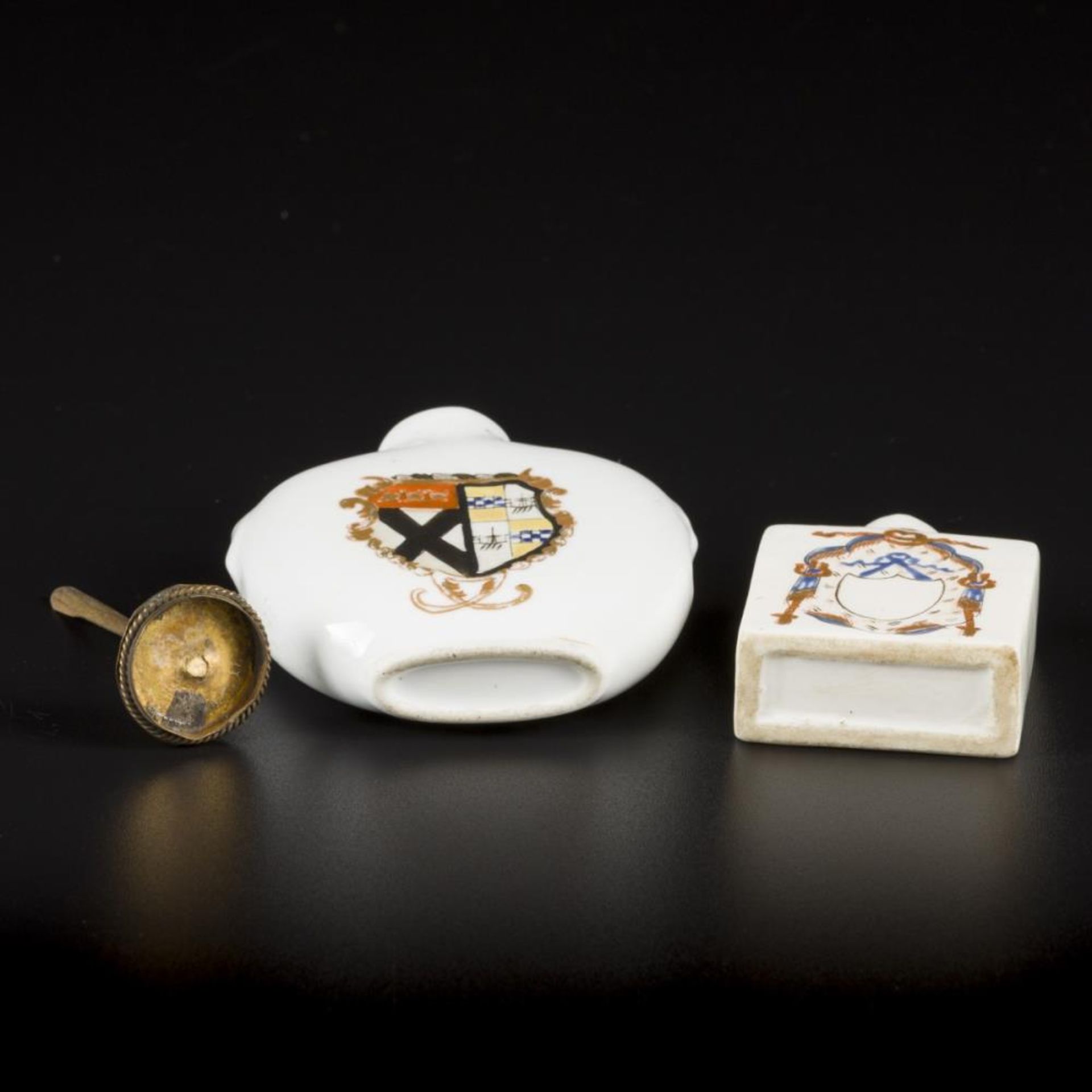 A lot of (2) porcelain snuff bottles with coat of arms decoration. China, 19th century. - Image 5 of 6