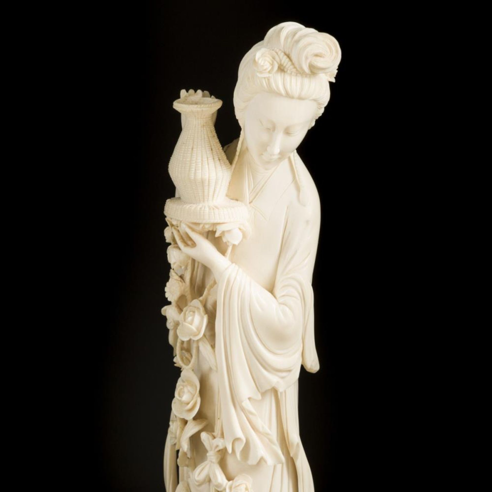 An ivory-sculpted Guan-Yin on a wooden base. China, circa 1920. - Image 6 of 6