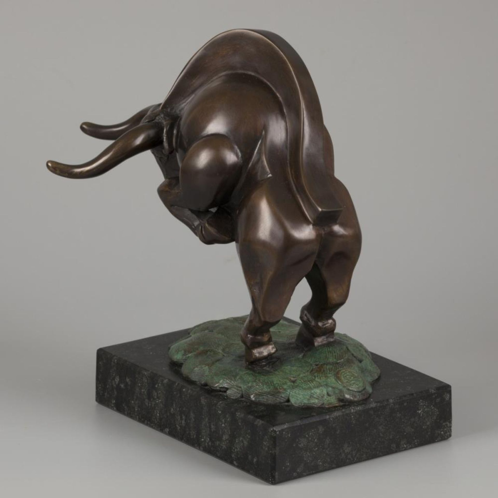 Frans van Straaten (B. Den Haag 1963), a bronze statuette of a bull on a marble base, "Bull", 2003. - Image 3 of 5