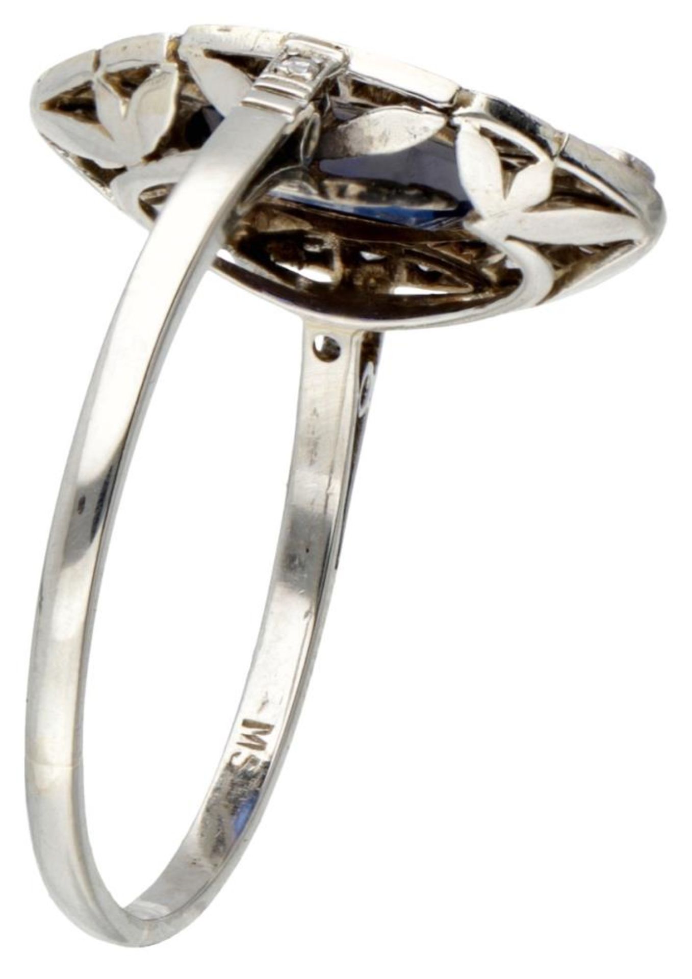 14K. White gold Art Deco ring set with approx. 0.29 ct. diamond and synthetic sapphire. - Bild 2 aus 2