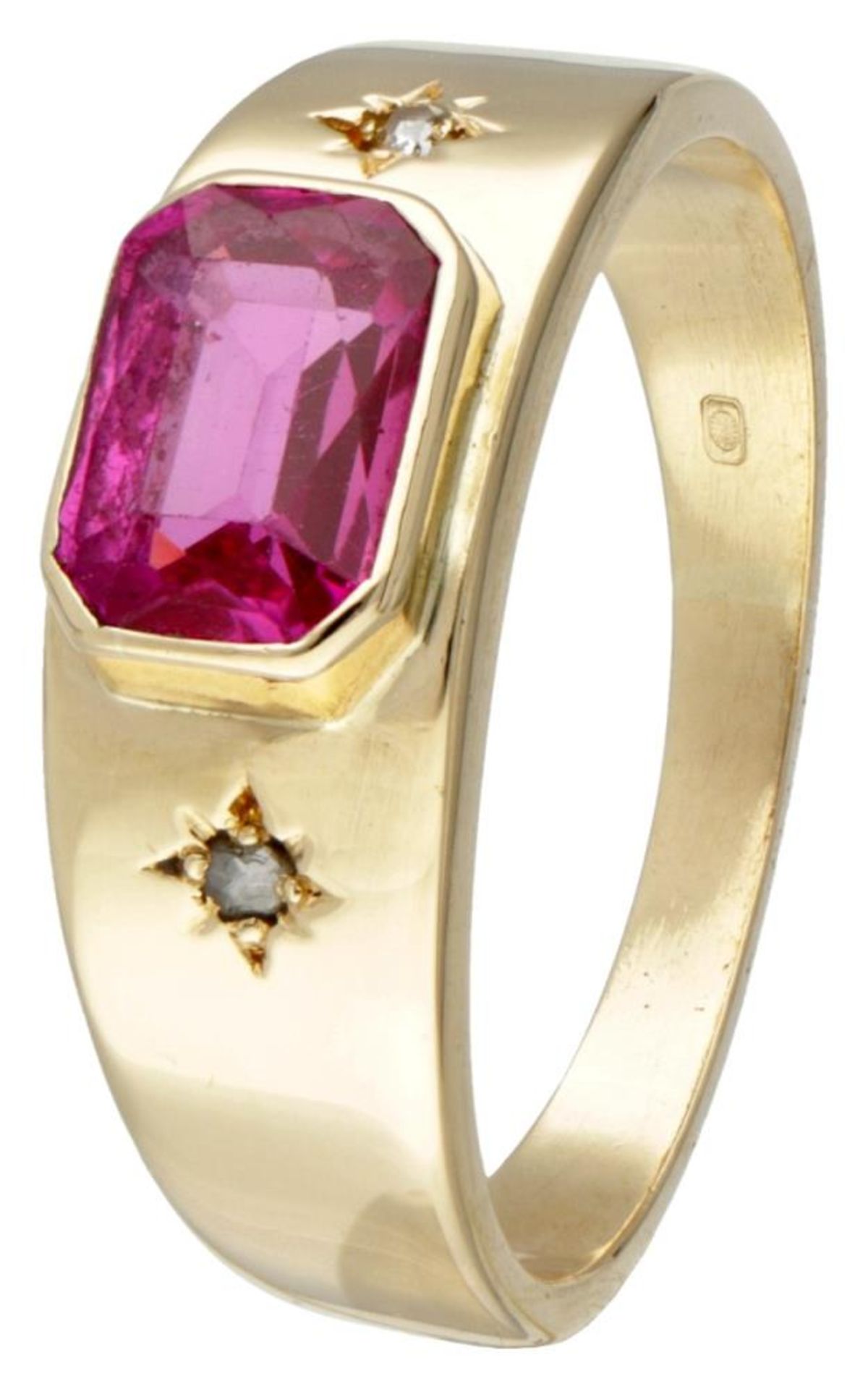 14K. Yellow gold vintage ring set with approx. 1.63 ct. synthetic ruby ​​and diamond.