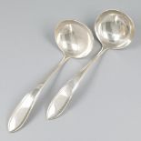 2-piece set of sauce spoons "Hollands Puntfilet" silver.
