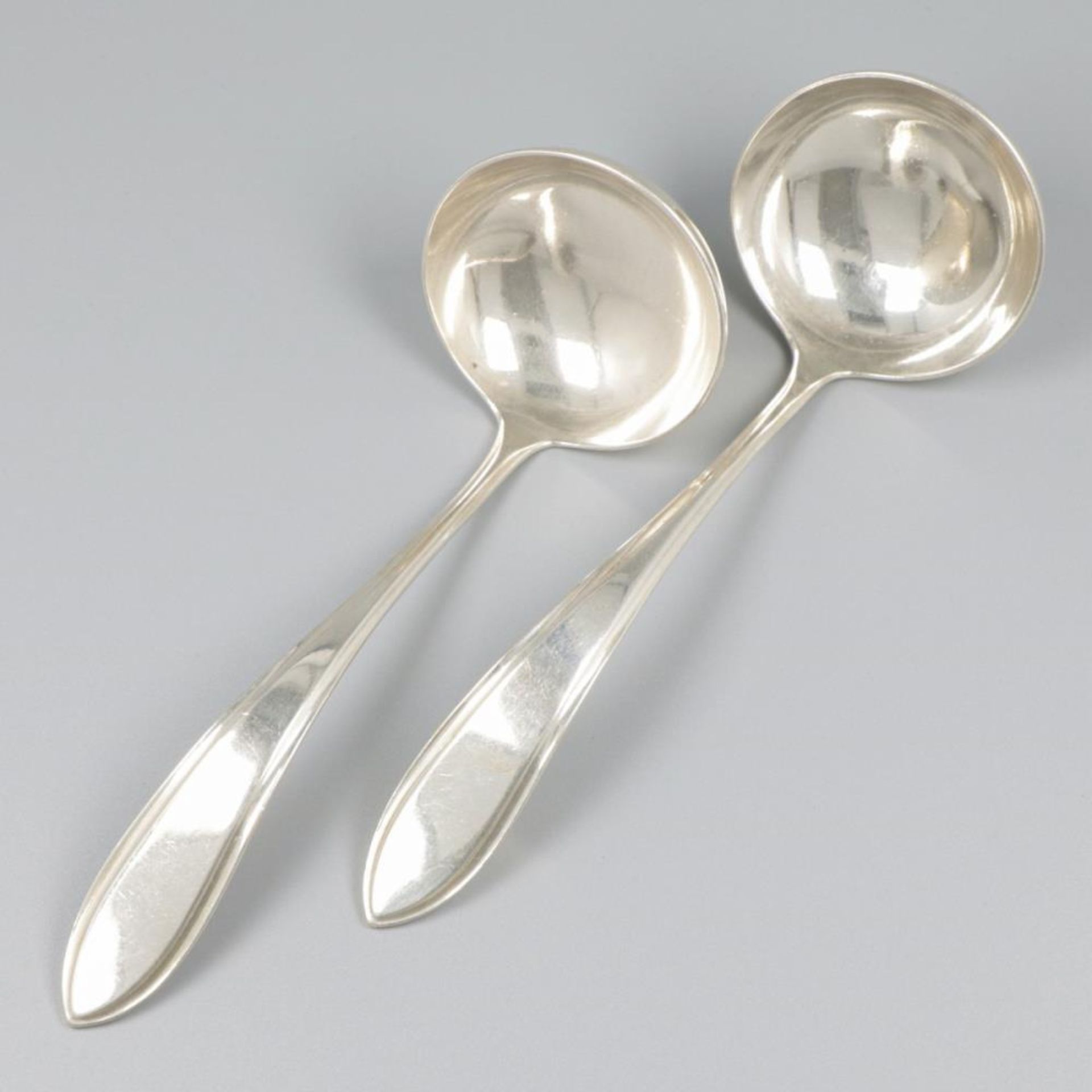 2-piece set of sauce spoons "Hollands Puntfilet" silver.