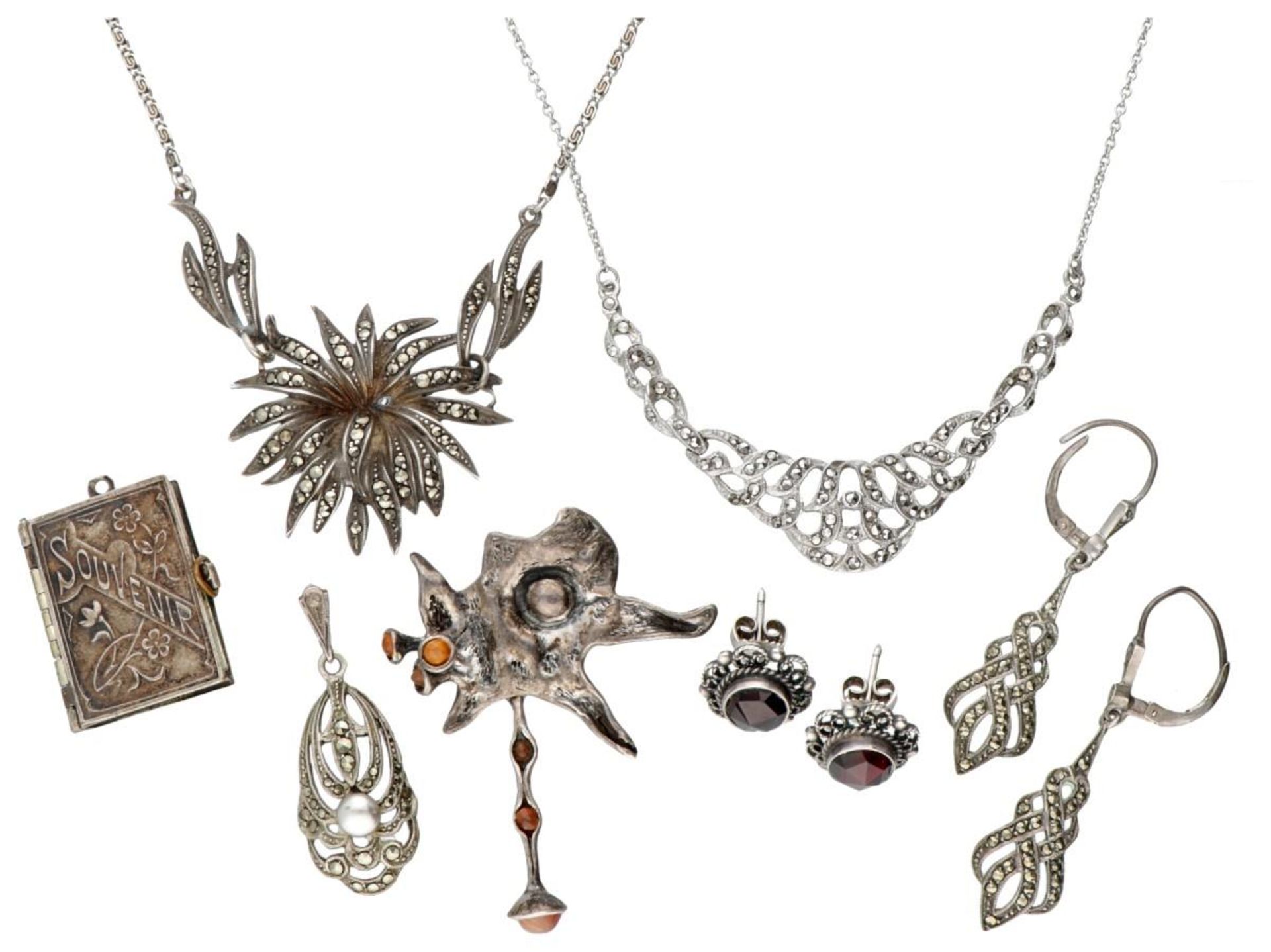 Lot with various vintage silver jewelry, set with marcasite and garnet.