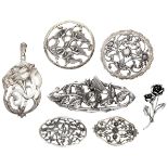 Lot with six vintage silver floral brooches and a pendant.