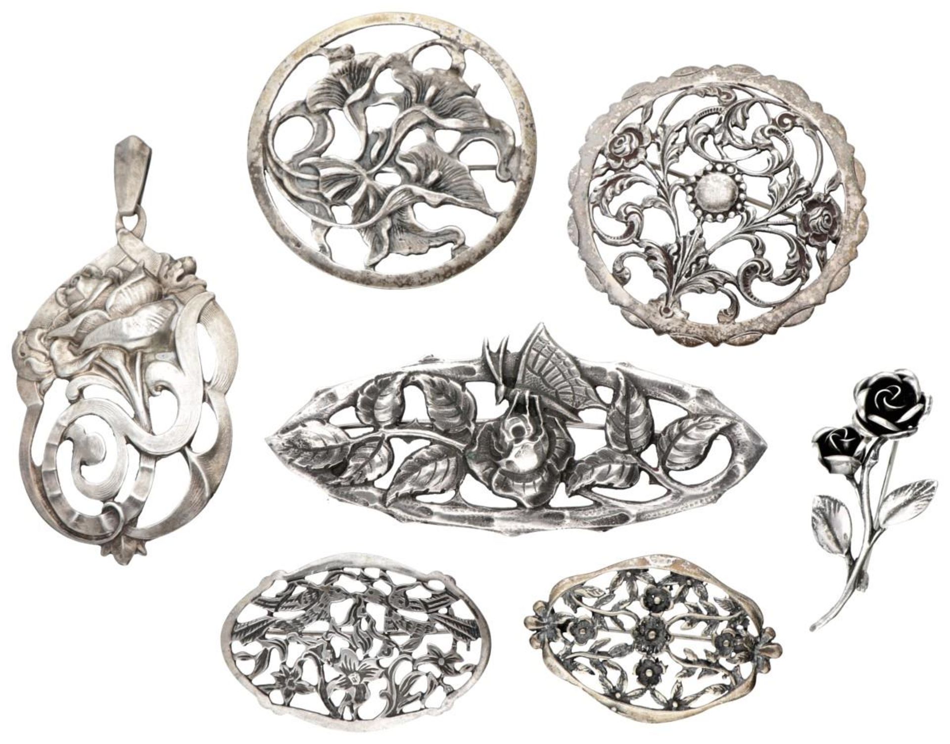 Lot with six vintage silver floral brooches and a pendant.