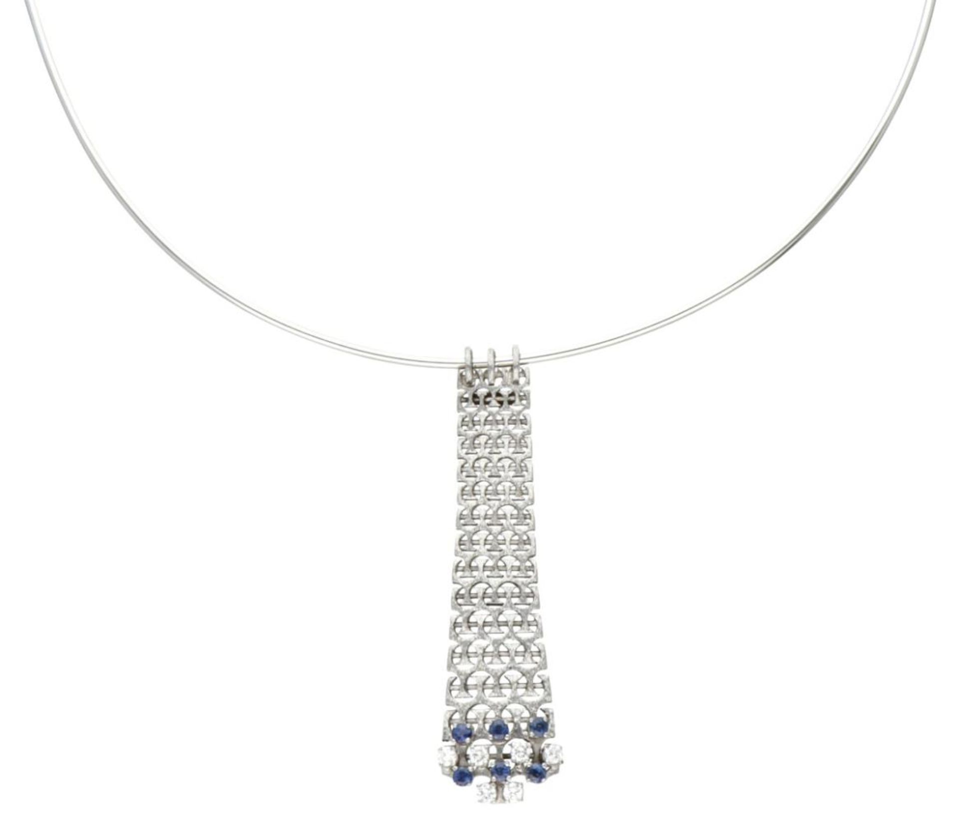18K. White gold collar necklace and pendant set with approx. 0.36 ct. diamond and natural sapphire.