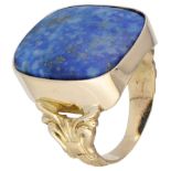 14K. Yellow gold vintage signet ring set with lapis lazuli.