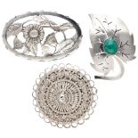 Lot with three vintage silver brooches, including a Zeeland knot brooch.