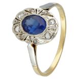 14K. Bicolor gold Art Deco ring set with diamond and approx. 1.05 ct. synthetic sapphire.