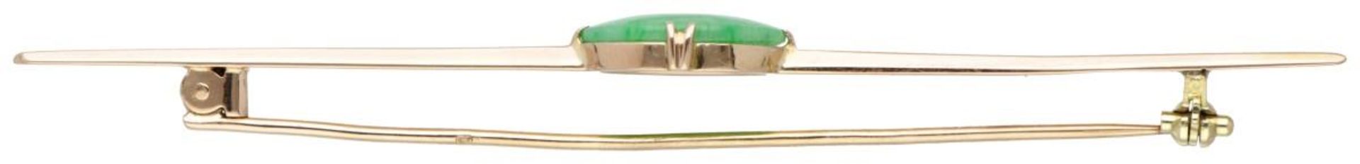 18K. Rose gold vintage bar brooch set with a green gemstone. - Bild 3 aus 3
