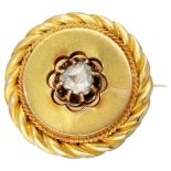 14K. Yellow gold antique brooch with double twisted rope rim, set with diamond.