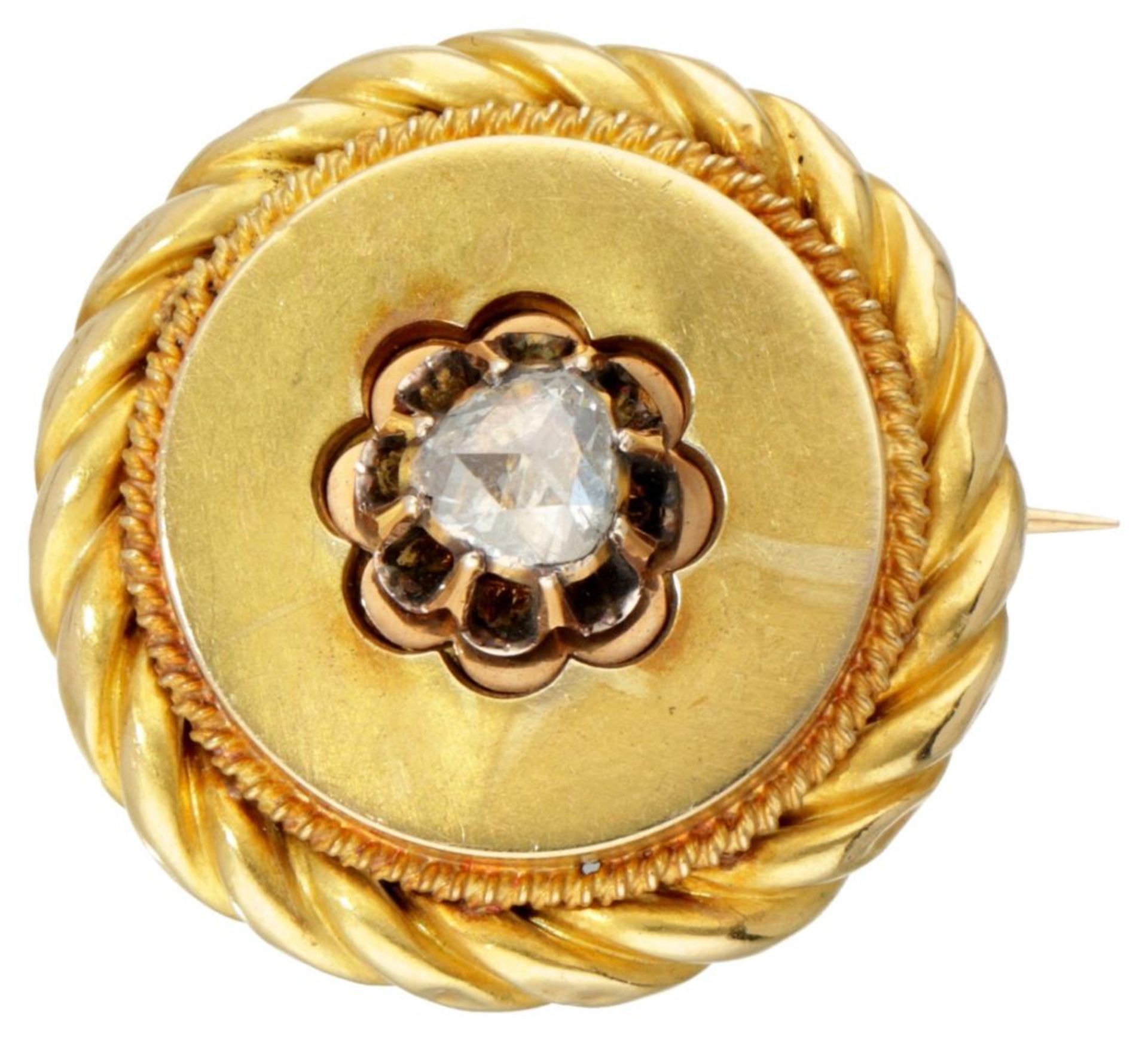 14K. Yellow gold antique brooch with double twisted rope rim, set with diamond.