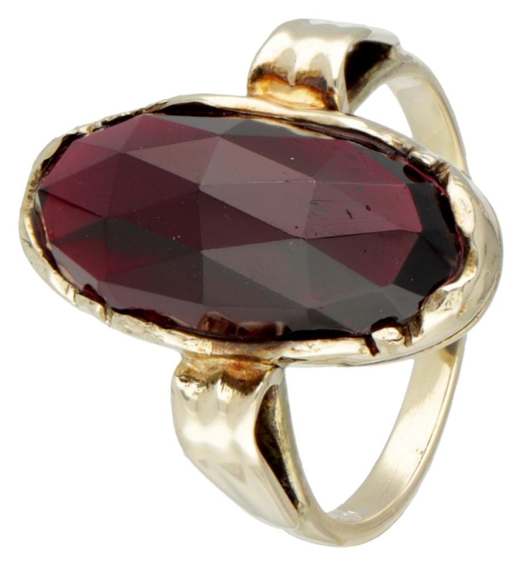 Vintage BLA 10K. yellow gold oval ring set with garnet.