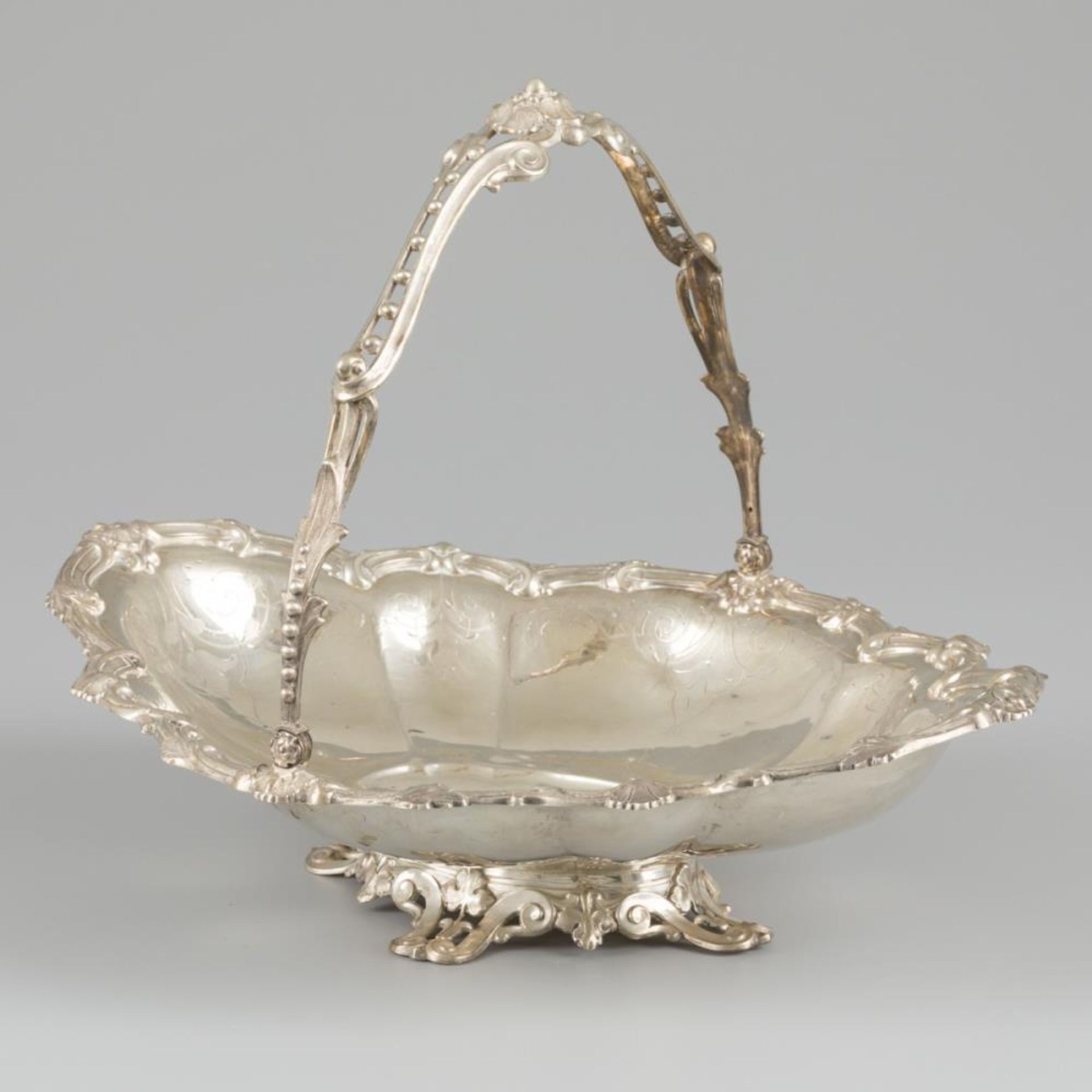 Fruit bowl on foot, silver.