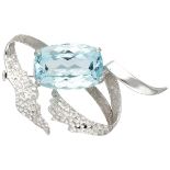 14K. White gold brooch set with approx. 21.73 ct. aquamarine.