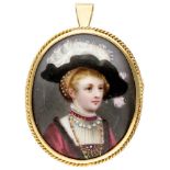18K. Yellow gold vintage brooch / pendant with a painted representation of a lady with a feather hat