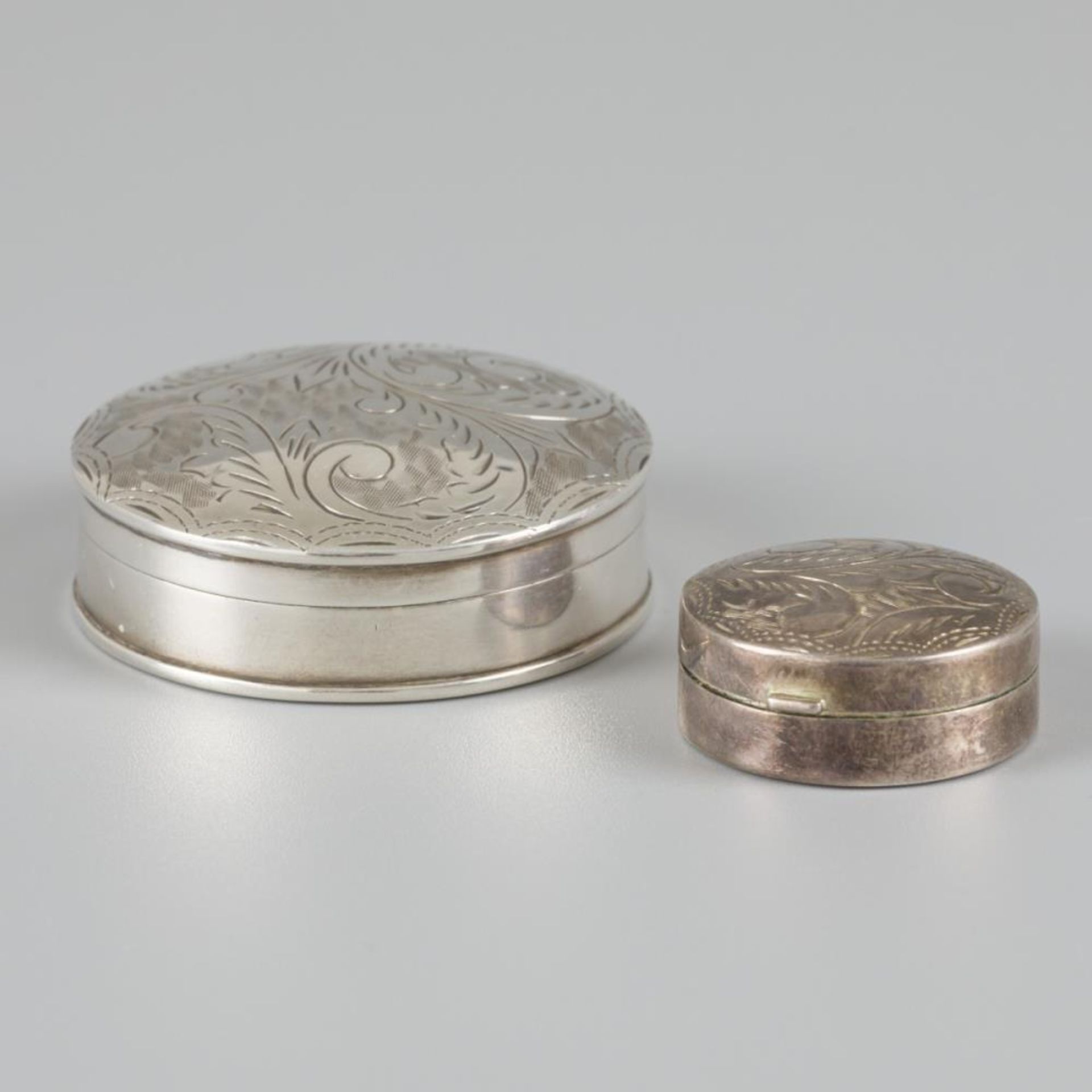 2-piece lot pill / peppermint boxes silver.