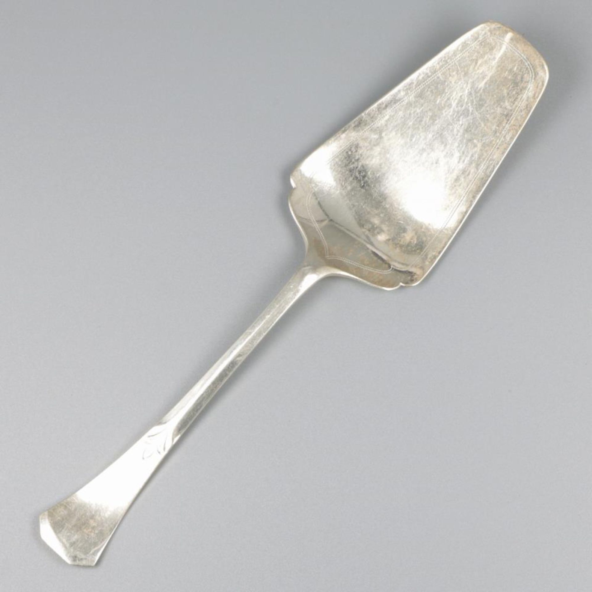 Cake server silver.