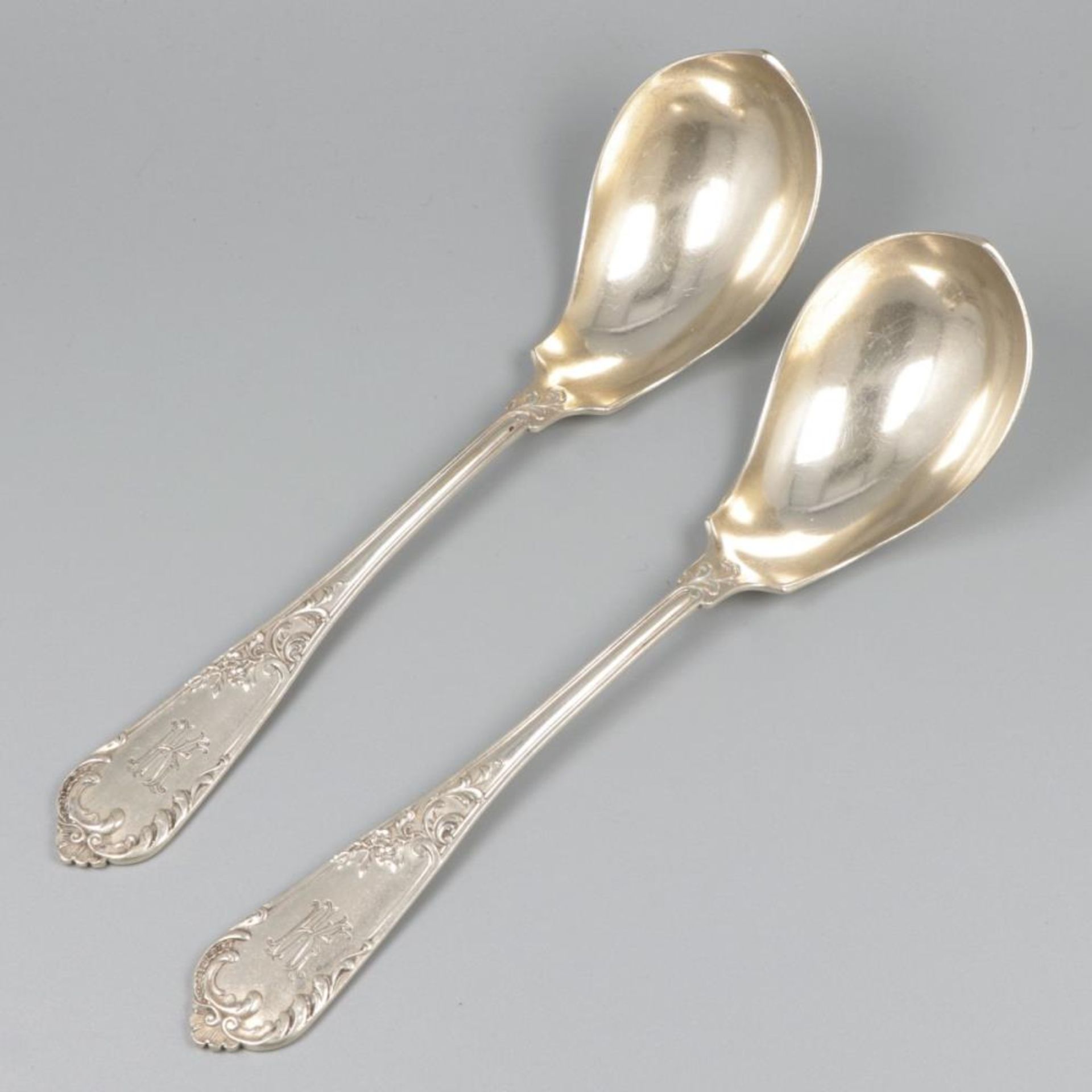 2-piece set of silver spoons.