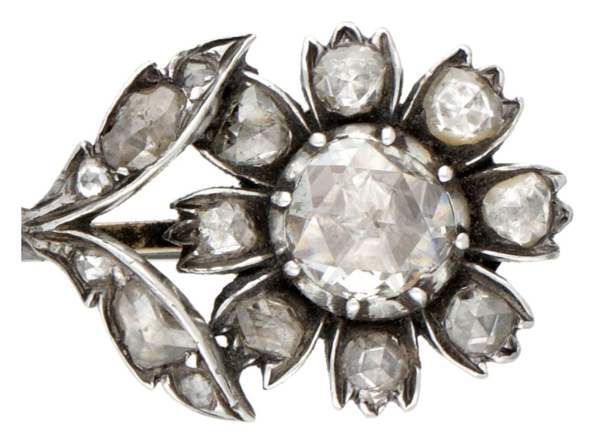 14K. Yellow gold/sterling silver flower brooch set with rose cut diamonds. - Bild 2 aus 3