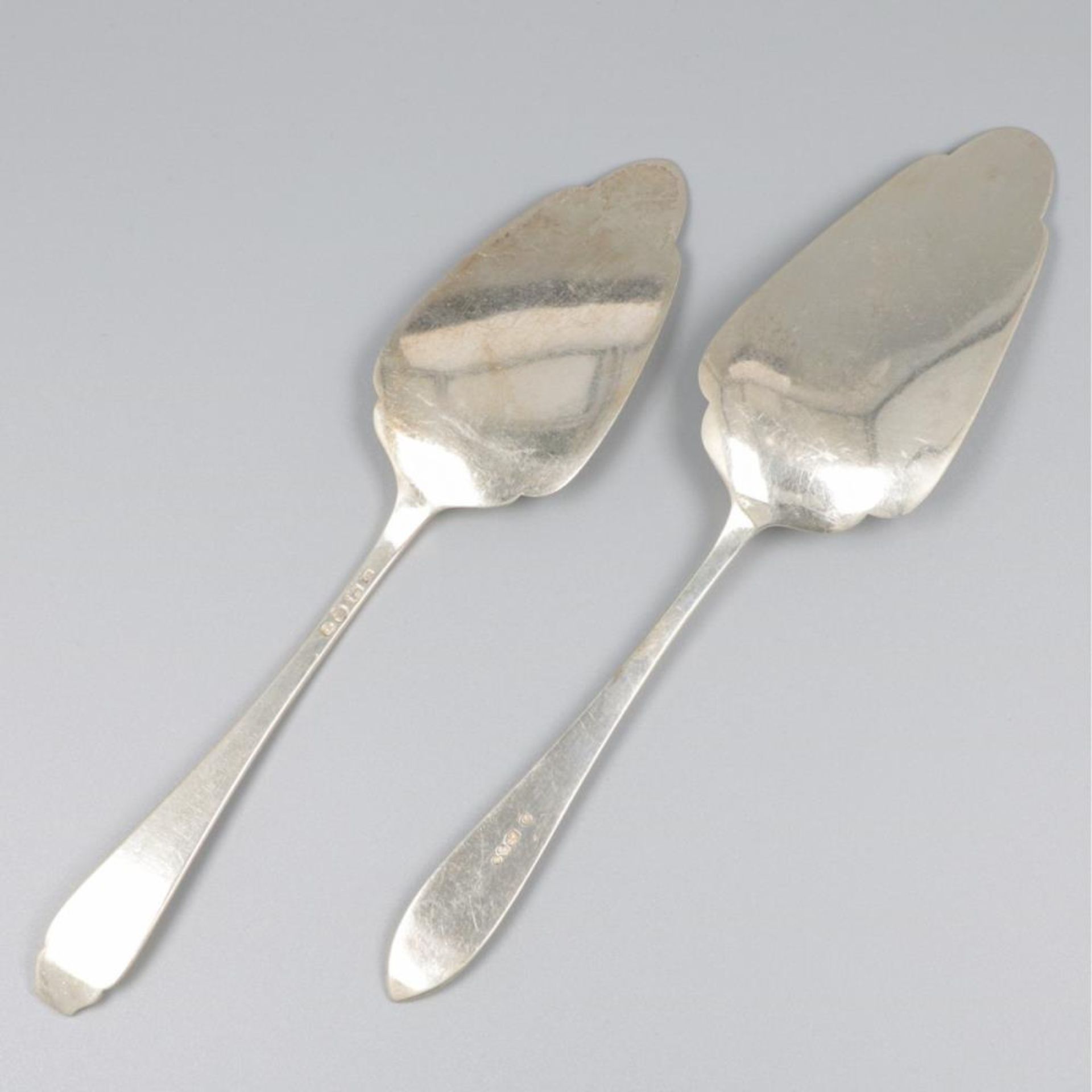 2-piece lot of silver cake scoops. - Bild 2 aus 6