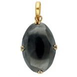 Vintage 20K. yellow gold pendant set with a hematite of approx. 14.85 ct.