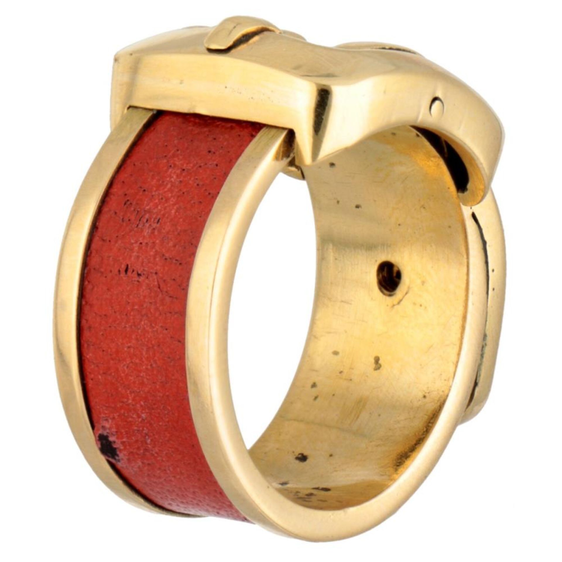 Vintage 18K. yellow gold buckle ring with red leather inlay. - Image 2 of 2