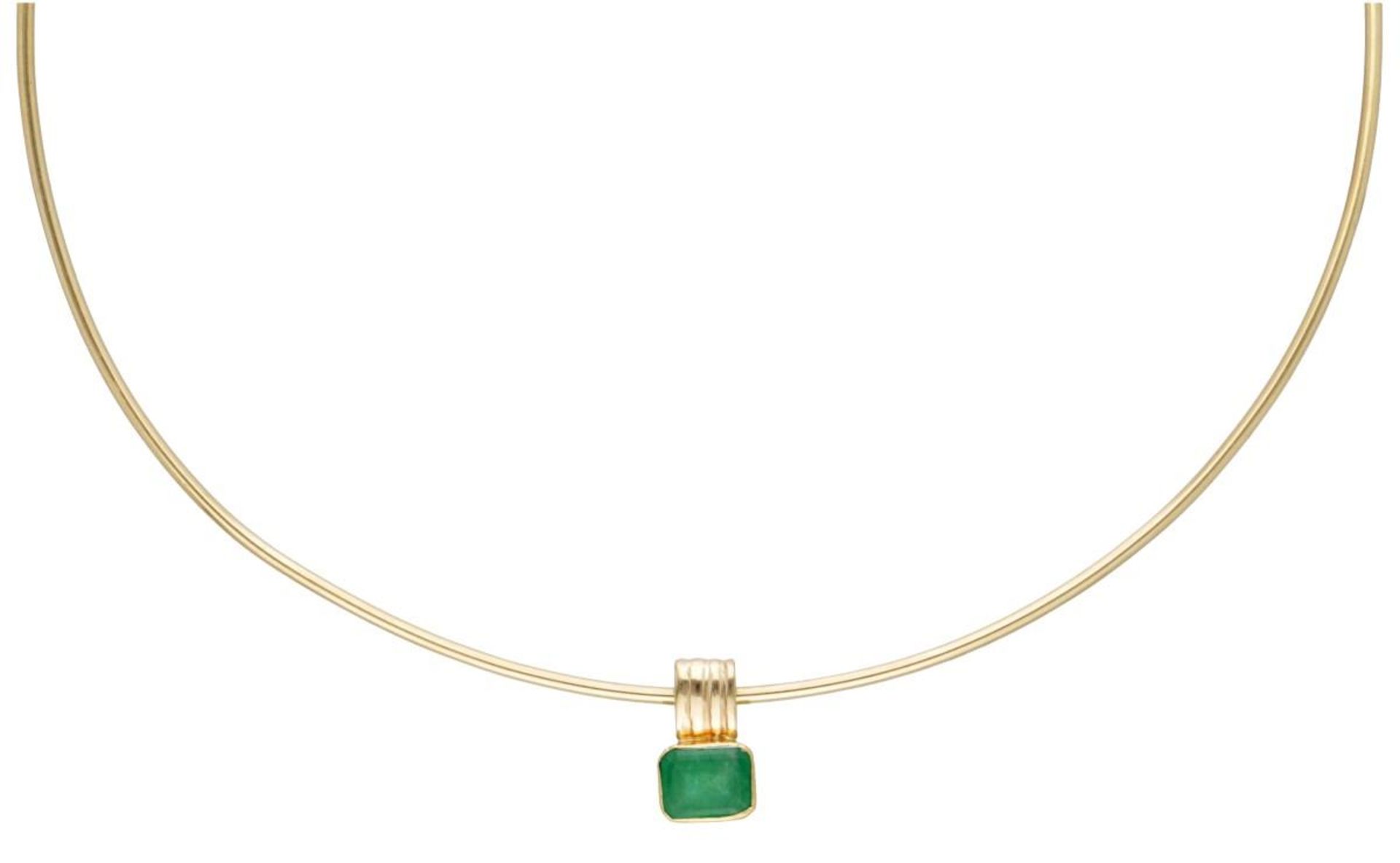 18K. Yellow gold collar necklace provided with a 14K. pendant set with approx. 2.03 ct. aventurine.