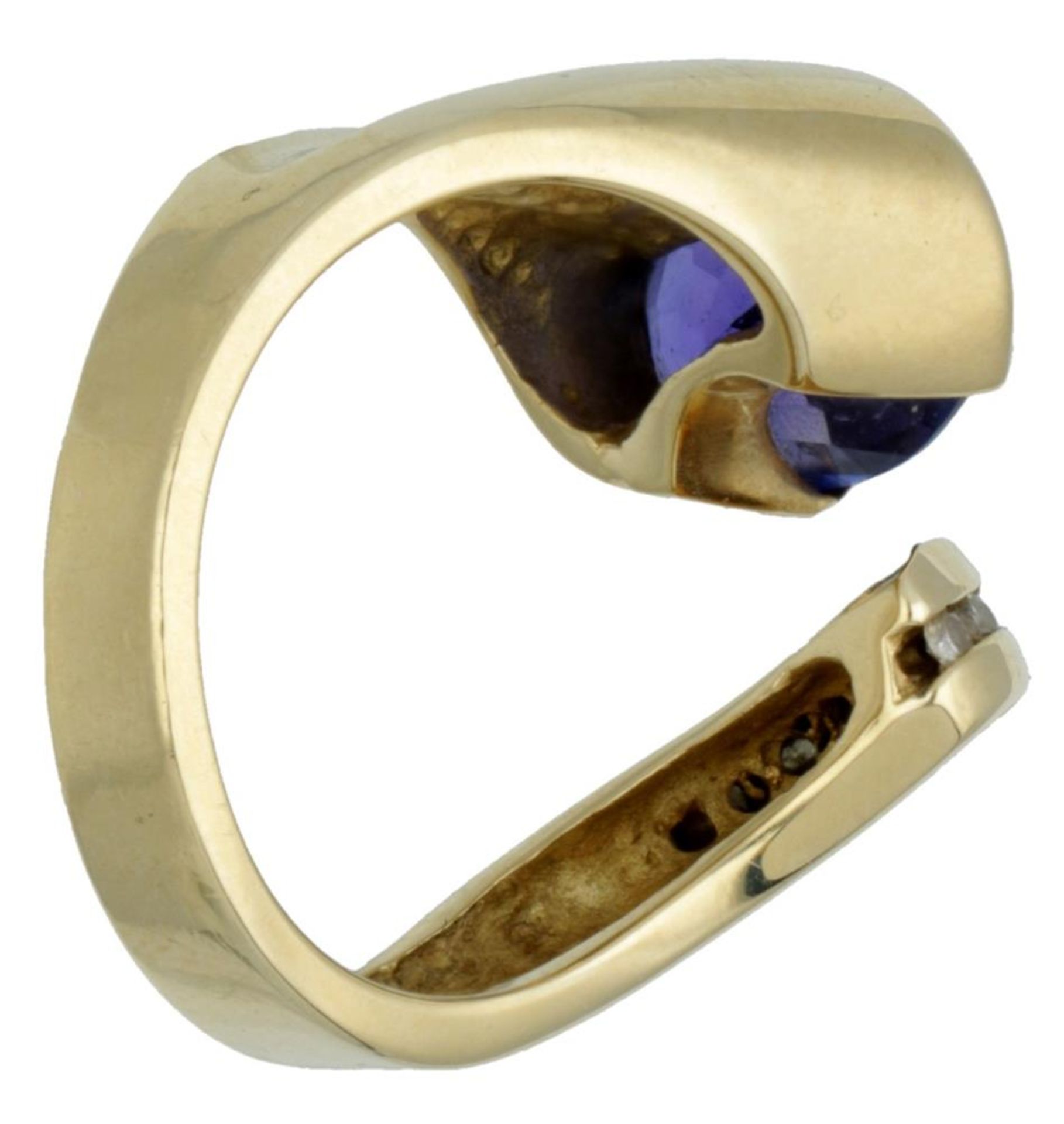 14K. Yellow gold ring set with approx. 0.11 ct. diamond and approx. 2.01 ct. iolite. - Image 2 of 2