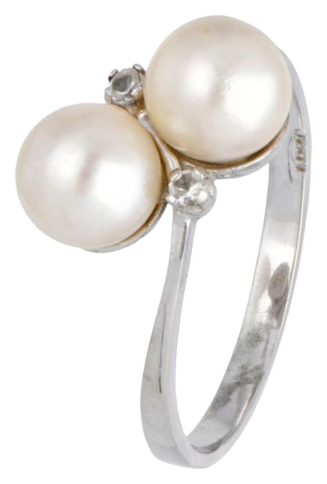 18K. White gold toi et moi ring set with diamonds and pearl.