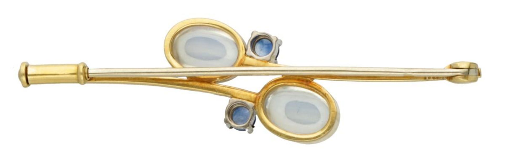 18K. Yellow gold brooch set with moonstone and sapphire. - Bild 2 aus 2