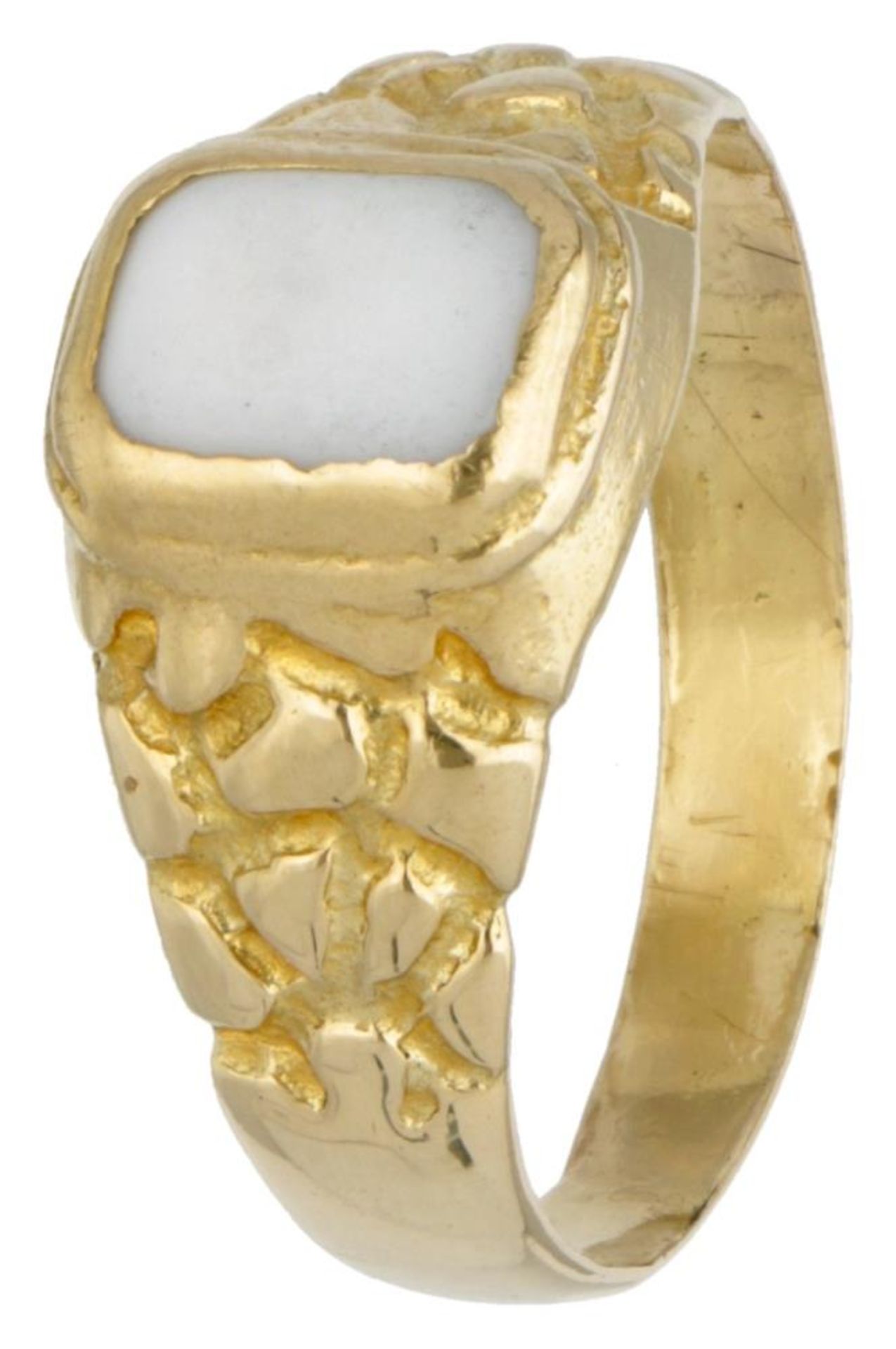 18K. Yellow gold ring set with a white stone.