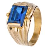 18K. Yellow gold retro ring set with approx. 3.64 ct. synthetic sapphire.