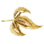 Vintage 18K. yellow gold vintage leaf-shaped brooch set with approx. 0.22 ct. ruby.