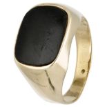 14K. Yellow gold signet ring set with onyx.