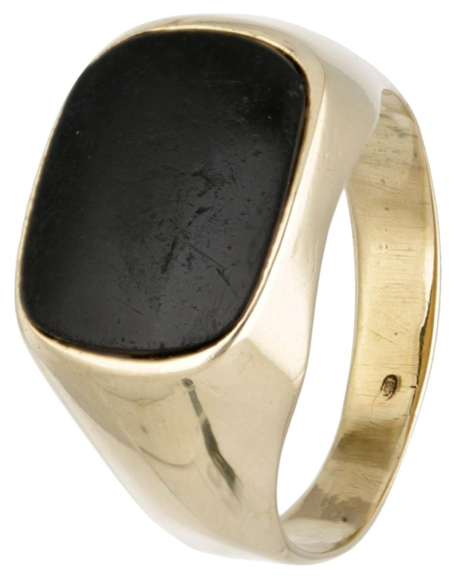 14K. Yellow gold signet ring set with onyx.