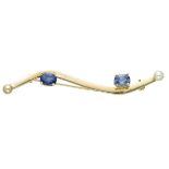 Vintage 14K. yellow gold brooch set with approx. 1.84 ct. synthetic sapphire and a pearl.