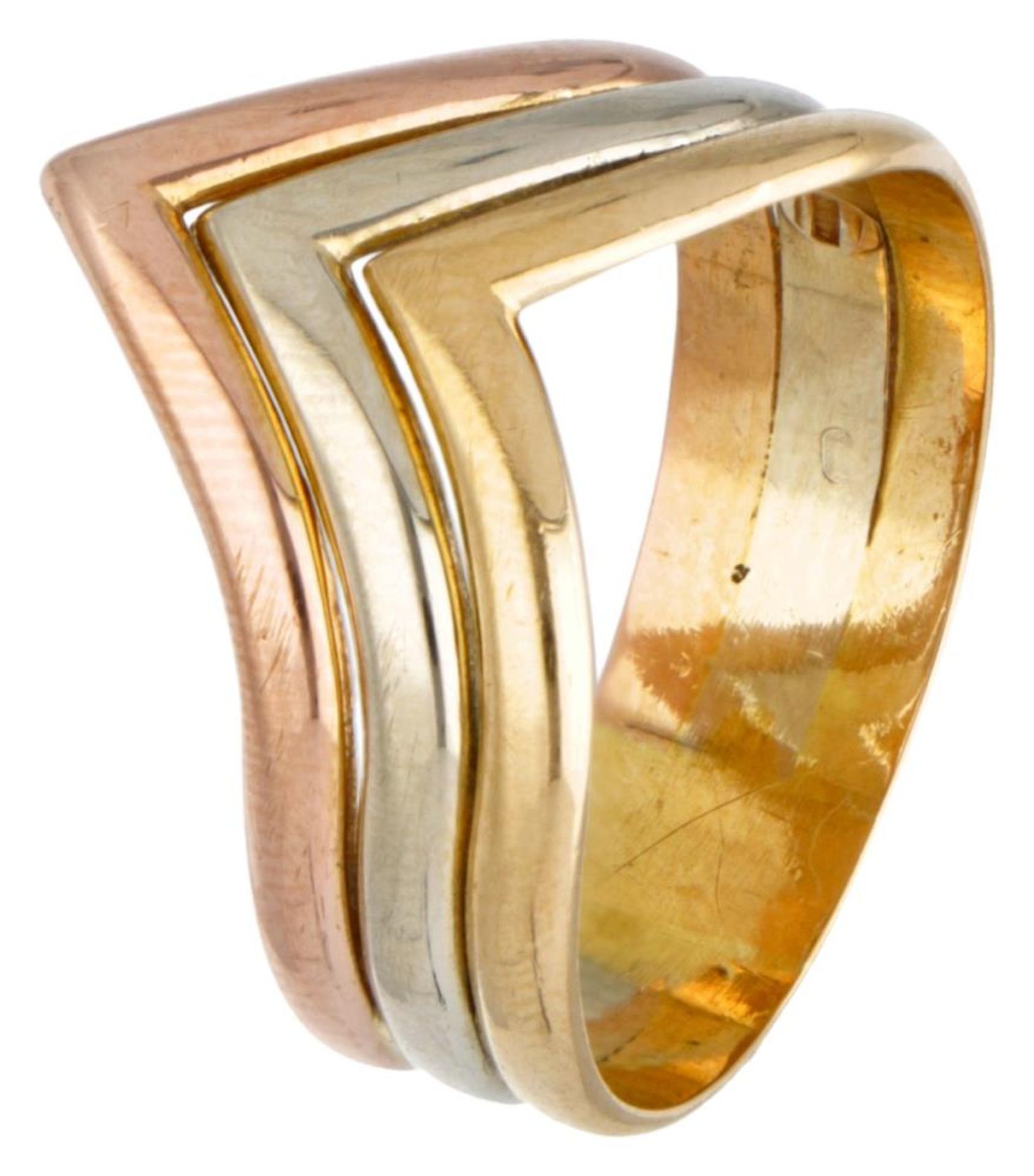 18K. Tricolor gold Italian design ring with a V-shaped centerpiece.