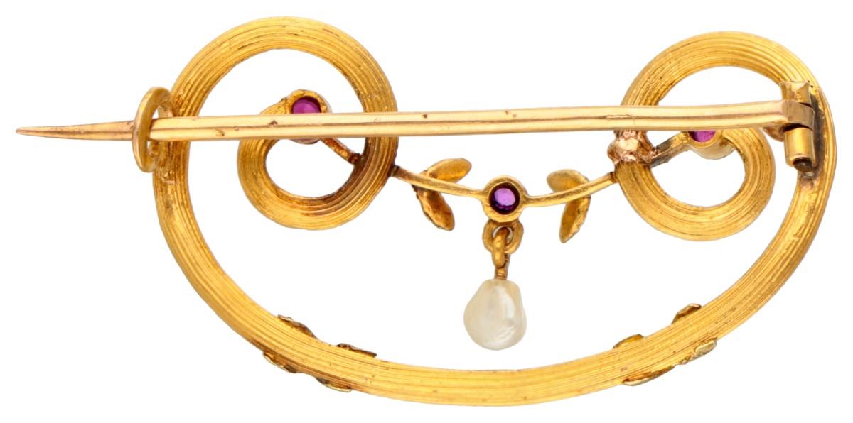 18K. Yellow gold Art Nouveau brooch set with pearl and synthetic ruby. - Image 2 of 3