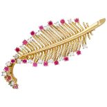 18K. Yellow gold vintage feather brooch set with approx. 0.51 ct. diamond.