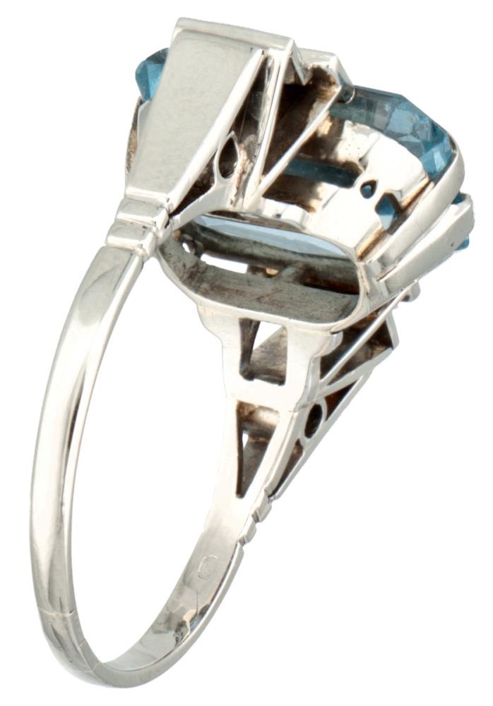 18K. White gold retro tank ring set with approx. 7.68 ct. synthetic spinel and diamond. - Image 2 of 4