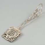 Biscuit tongs silver.