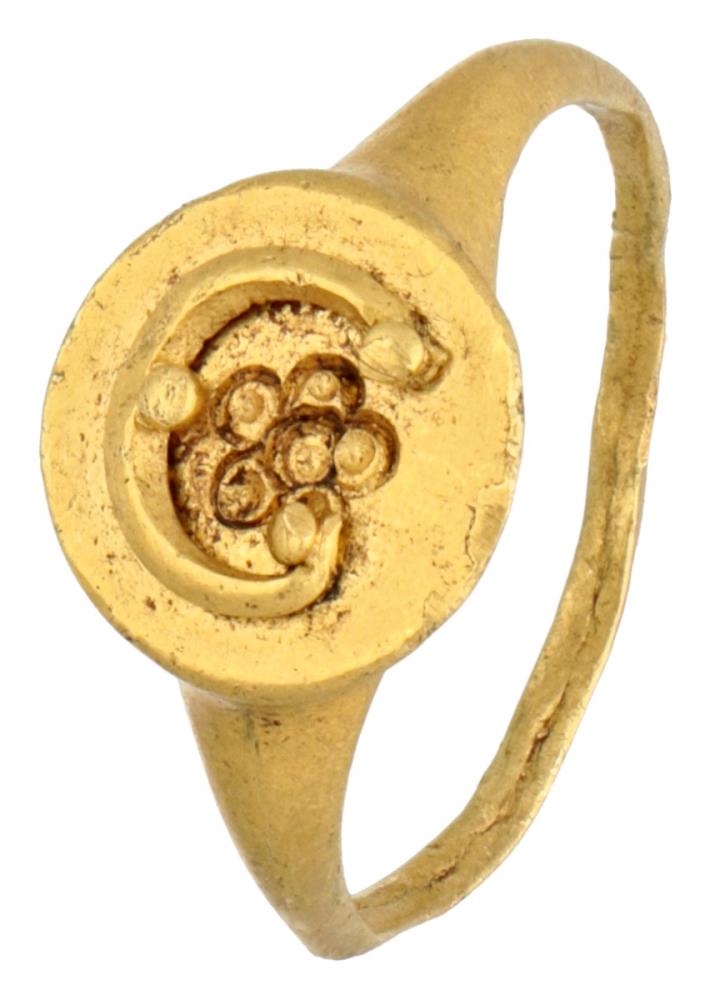 Ancient presumably Roman 18K. yellow gold ring with female symbolism (rosette and lunula).