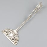 Biscuit tongs silver.