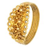 18K. Yellow gold ring, richly decorated with elegant details.