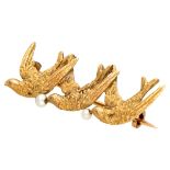 Vintage 18K. yellow gold brooch depicting three pigeons, of which two with seed pearl.