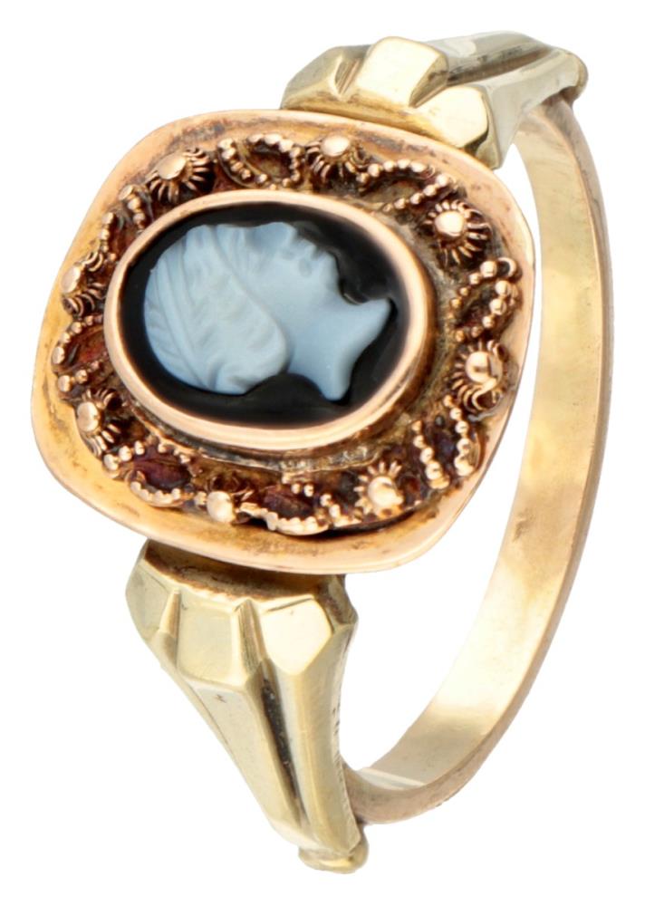 Antique 14 kt. bicolor gold ring with cannetille work and a black cameo with a portrait of a lady in
